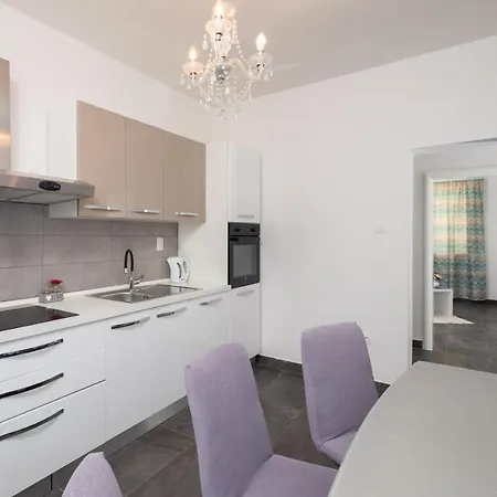 Sky Way アパート ドゥギ・ラット